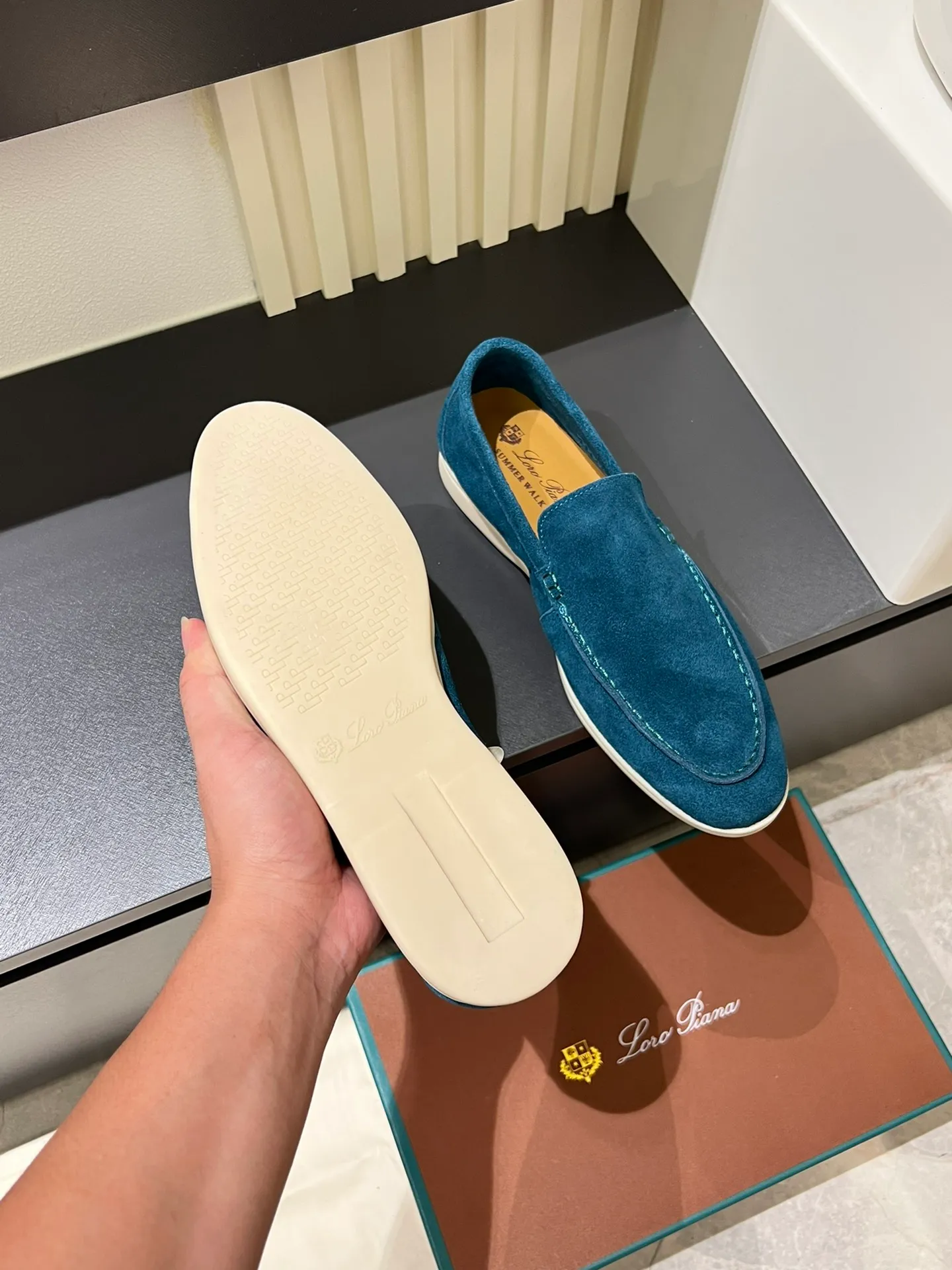 Men's shoes 💰p360 "Loro men's shoes 💰pian'*" Classic L men's shoes for couples 💰p Top version British flat loafers, a must-have item in old money style, the minimalist design is eye-catching and durable, a plus point for dressing The soft foot feel and texture are outstanding. They don’t scratch your feet and are very nice. They are matched with soft and waxy soles. They can be worn daily for a long time without getting tired. They are easy to wear, versatile and classic items, with perfect foot feel and texture! Imported cashmere fabric, the lining is made of imported A-grade water-dyed cow lining, the top version of the genuine leather midsole is sewn with pure handmade mark thread! Size: Female 35-40 (34. Customized) Male 38-44 (45.46. Customized)
